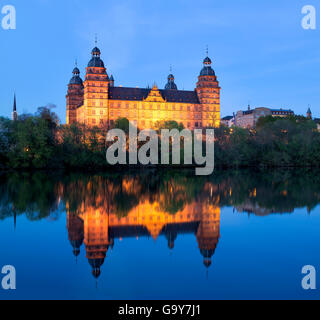 Schloss Johannisburg spiegelt sich in der Hauptsache, Dämmerung, Renaissance-Palast, Aschaffenburg, untere Franken, Bayern, Deutschland Stockfoto