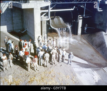 Bild aus der Convair/General Dynamics Astronautics Atlas negative Collection, die die Vorbereitungen für den Raketenstart von Atlas zeigt. Stockfoto