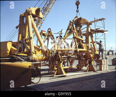 In diesem Bild der Convair/General Dynamics Atlas negative Collection wird während des Starts eine Atlas-Rakete erfasst. Der Test stellt eine wichtige Phase in der Entwicklung der US-amerikanischen ICBM-Technologie während des Kalten Krieges dar. Stockfoto