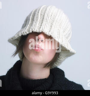 Mädchen tragen eine Wollmütze für Augen, Lippen gerunzelt Stockfoto