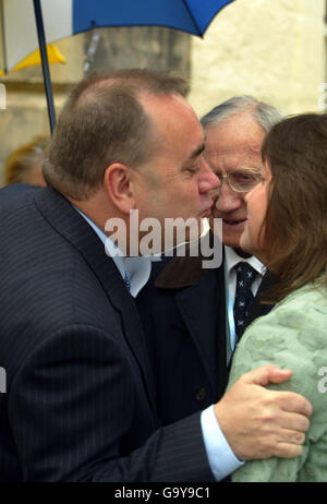 SNP-Chef Alex Salmond (links) trifft mit seinem Vater Robert (Mitte) im schottischen Parlament in Edinburgh ein. Stockfoto