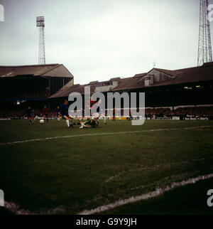 Harry Dowd, Torwart von Manchester City, rettet vor Chelsea Nr. 9 Tommy Baldwin und Nr. 10 Alan Birchenall, zwischen denen die Stadt Nr. 5 Tommy Booth liegt. 1290-2 Chelsea gegen Manchester City an der Stamford Bridge. 2/11/1968 Stockfoto