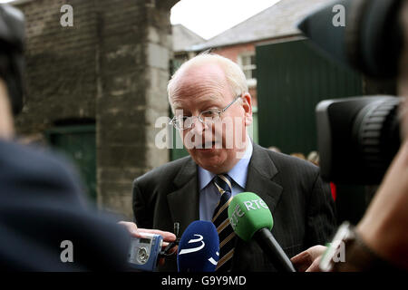 Tanaiste Michael McDowell TD spricht nach der Eröffnung des neuen Garda Mounted Unit City Centre Stables im Zentrum von Dublin mit den Medien. Stockfoto