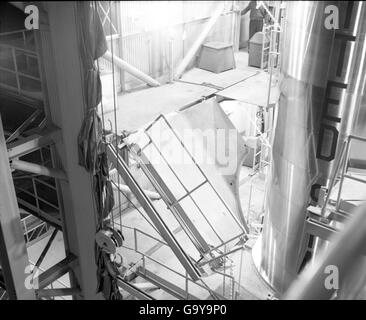 Dieses Bild aus der Atlas negative Collection erfasst eine Atlas-Rakete als Vorbereitung für einen wichtigen Test. Sie stellt einen Schlüsselpunkt in der Entwicklung der Raketentechnologie und der IKBM-Systeme Mitte des 20. Jahrhunderts dar. Stockfoto