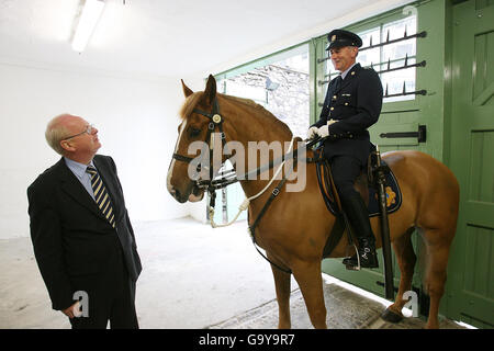 Tanaiste Michael McDowell TD spricht mit Sgt. Brendan Duffy und Tiarnan bei der Eröffnung der neuen Garda Mounted Unit City Centre Stables im Zentrum von Dublin. Stockfoto