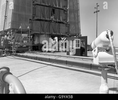 Ein Atlas-Raketentest, der während eines wichtigen Entwicklungsstadiums im Flug erfasst wurde. Dieses Bild, das Teil der Convair/General Dynamics Atlas negative Collection ist, veranschaulicht den Fortschritt der US-amerikanischen ICBM-Tests. Stockfoto