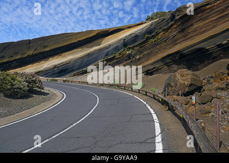 Straße, geschwungene durch verschiedene Schichten von Sandstein, Pico del Teide Vulkan Teide-Nationalpark, Teneriffa, Kanarische Inseln, Spanien Stockfoto