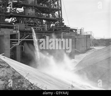 Ein Teststart für Atlas-Raketen mit voller Reichweite, der in den späten 1950er Jahren aufgenommen wurde, veranschaulicht die volle Leistungsfähigkeit der Rakete in frühen Versuchsversuchen. Stockfoto