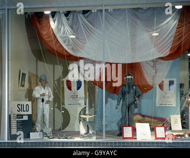 Ein frühes Stadium eines Atlas-Raketentests, das in diesem Bild aufgenommen wurde und die Startphase der Rakete zeigt. Die Atlas-Rakete, die von Convair für die US Air Force entwickelt wurde, spielte während des Kalten Krieges eine wichtige Rolle bei der Raketenabwehr und bei den Langstreckenangriffen. Stockfoto