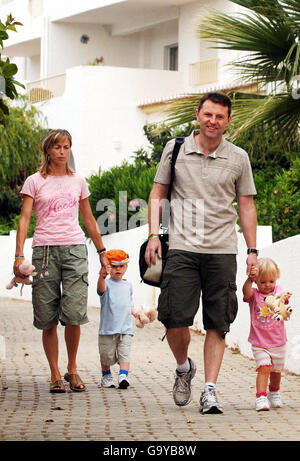 Kate und Gerry McCann bringen ihren Sohn Sean und ihre Tochter Amelie (rechts) zur Kreche in Praia Da Luz, Portugal. Stockfoto
