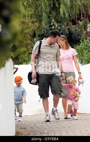 Kate und Gerry McCann bringen ihren Sohn Sean und ihre Tochter Amelie (rechts) zur Kreche in Praia Da Luz, Portugal. Stockfoto