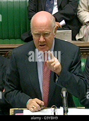 Innenminister John Reid spricht im Unterhaus. Stockfoto