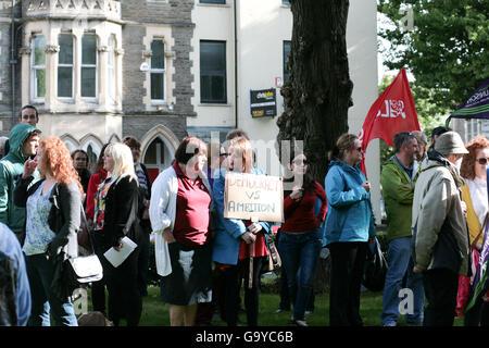 Cardiff, UK. 1. Juli 2016. Cardiff-Rallye verteidigt die Labour Leader Jeremy Corbyn außerhalb der Unite union zentrale wo alle Gewerkschaften und lokalen Politikern eine Kundgebung Solidarität statt. Amonochromedream.com/Alamy Live-Nachrichten Stockfoto