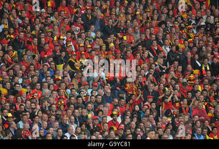 Lille Metropole, Frankreich. 1. Juli 2016. Unterstützer von Belgien auf der Tribüne während der UEFA EURO 2016 Viertel Finale Fußball match zwischen Wales und Belgien bei Stade Pierre Mauroy in Lille Metropole, Frankreich, 1. Juli 2016. Foto: Peter Kneffel/Dpa/Alamy Live News Stockfoto