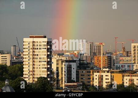 London, UK. 1. Juli 2016. UK-Wetter. Regenbogen über Limehouse, London, UK. Bildnachweis: Simon Balson/Alamy Live-Nachrichten Stockfoto