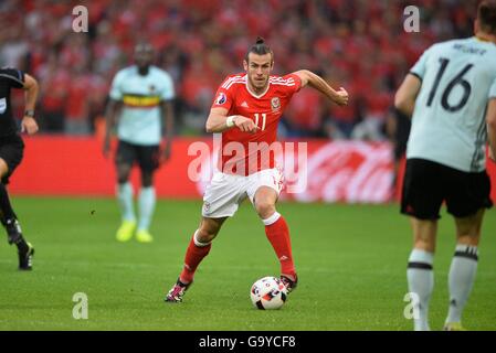 Lille, Frankreich. 1. Juli 2016. Fußball-Europameisterschaft. Viertelfinale, Wales gegen Belgien. Gareth Bale (Wal) bricht in Richtung Meunier Credit: Action Plus Sport/Alamy Live News Stockfoto