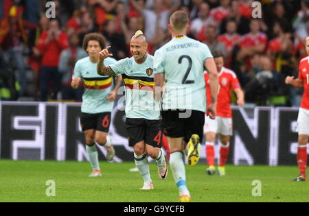 Lille, Frankreich. 1. Juli 2016. Fußball-Europameisterschaft. Viertelfinale, Wales gegen Belgien. Radja Nainggolan (Bel) feiert seinen Führungstreffer für Belgien Credit: Action Plus Sport/Alamy Live News Stockfoto