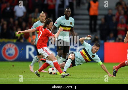 Lille, Frankreich. 1. Juli 2016. Fußball-Europameisterschaft. Viertelfinale, Wales gegen Belgien. Eden Hazard (Bel) ausgelöst durch Joe Allen (Wal) Credit: Action Plus Sport/Alamy Live News Stockfoto