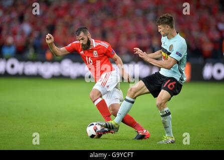 Lille, Frankreich. 1. Juli 2016. Fußball-Europameisterschaft. Viertelfinale, Wales gegen Belgien. Thomas Meunier (Bel) Herausforderungen Joe Ledley (Wal) Credit: Action Plus Sport/Alamy Live News Stockfoto