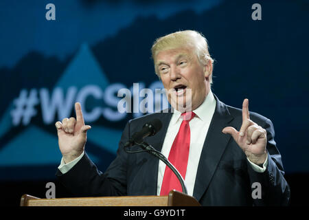 Sarah Palin und Donald Trump sprechen auf dem westlichen konservativen Gipfel in Denver, Colorado. Stockfoto