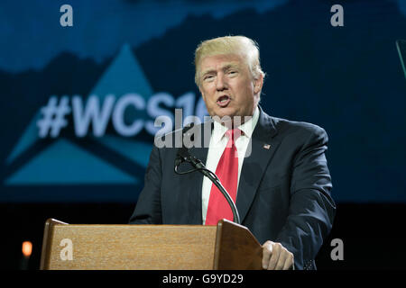 Sarah Palin und Donald Trump sprechen auf dem westlichen konservativen Gipfel in Denver, Colorado. Stockfoto