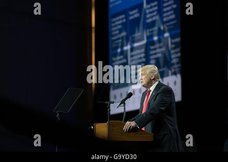 Sarah Palin und Donald Trump sprechen auf dem westlichen konservativen Gipfel in Denver, Colorado. Stockfoto