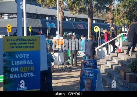 Sydney, Australien. 02.. Juli 2016. Australische Bundestagswahl, Australier gehen zur Wahl in Sydneys Avalon Beach, um ihre Stimme in der Wählerschaft von Mackellar abzugeben. Kredit: model10/Alamy Live Nachrichten Stockfoto