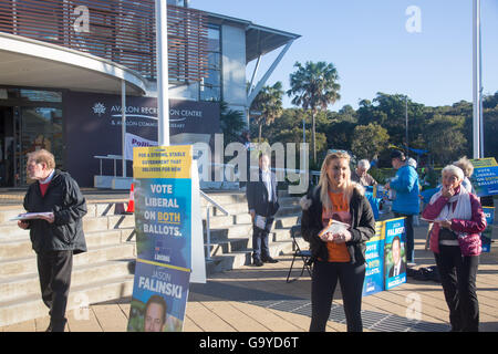 Sydney, Australien. 02. Juli 2016. Australier gehen zu den Wahlurnen im Avalon Beach in Sydney , um während der australischen Bundeswahlen in den Bundeswahlkreisen von Mackellar ihre Stimme abzugeben . Kredit: model10/Alamy Live News Stockfoto