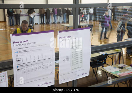 Sydney, Australien. 02.. Juli 2016. Australische Bundestagswahl, Australier gehen zur Wahl in Sydneys Avalon Beach, um ihre Stimme in der Wählerschaft von Mackellar abzugeben. Kredit: model10/Alamy Live Nachrichten Stockfoto