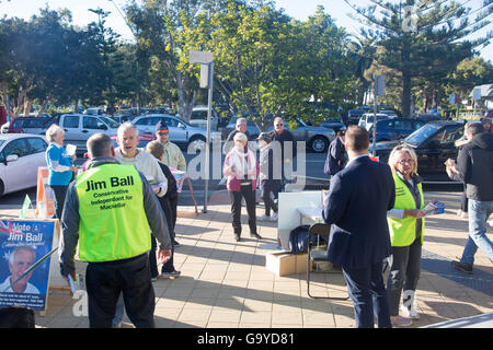 Sydney, Australien. 02.. Juli 2016. Australische Bundestagswahl, Australier gehen zur Wahl in Sydneys Avalon Beach, um ihre Stimme in der Wählerschaft von Mackellar abzugeben. Kredit: model10/Alamy Live Nachrichten Stockfoto