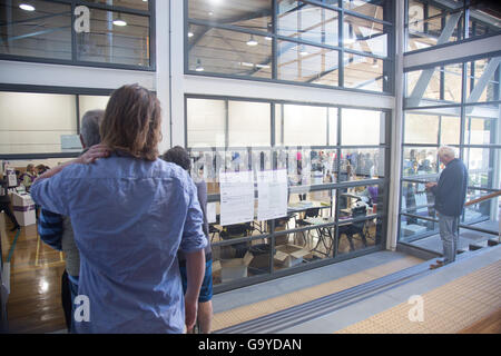 Sydney, Australien. 02.. Juli 2016. Australische Bundestagswahl, Australier im Wahllokal wählen im Avalon Beach in Sydney ihre Stimme in der Wählerschaft von Mackellar. On Sydney Northern Beaches, NSW Credit: model10/Alamy Live News Stockfoto