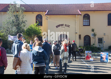 Sydney, Australien. 02.. Juli 2016. Australier stehen Schlange, um im Newport Beach Surf Club in Sydney ein Mitglied für die Wählerschaft von Mackellar zu wählen. In der australischen Bundeswahl Credit: model10/Alamy Live News Stockfoto