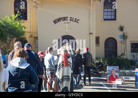 Sydney, Australien. 02.. Juli 2016. Australier stehen Schlange, um im Newport Beach Surf Club in Sydney ein Mitglied für die Wählerschaft von Mackellar zu wählen. In der australischen Bundeswahl Credit: model10/Alamy Live News Stockfoto