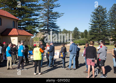 Sydney, Australien. 02.. Juli 2016. Australier stehen Schlange, um im Newport Beach Surf Club in Sydney ein Mitglied für die Wählerschaft von Mackellar bei den australischen Bundestagswahlen zu wählen. Kredit: model10/Alamy Live Nachrichten Stockfoto