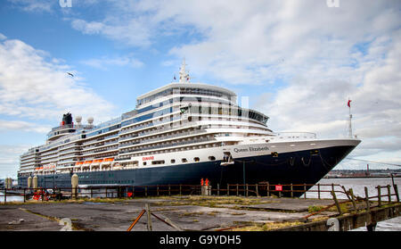 Liverpool, Merseyside, UK. 2. Juli 2016. Die 211 m hohen Queen Elizabeth liner anreisen, die Hundertjahrfeier der Cunard Gebäude eines der Wahrzeichen Liverpools Gebäude, machen den Pier Head Drei Grazien zu feiern. Der Kapitän der Königin Elizabeth II., Inger Klein Olsen - das erste weibliche Kapitän eines Cunard Schiff, ist der Sitz der die volle Länge der Cunard Building auf der Faser führt zu enthüllen. Credit: MediaWorldImages/Alamy leben Nachrichten Stockfoto