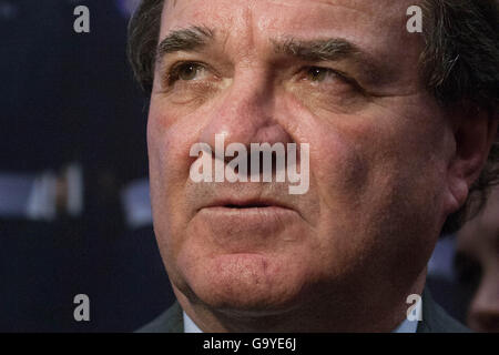 Quinte West, Ontario, Kanada. 31. Oktober 2011. Finanzminister Jim Flaherty spricht während einer Pressekonferenz in Quinte West, ont., am 31. Oktober 2011. © Lars Hagberg/ZUMA Draht/Alamy Live-Nachrichten Stockfoto