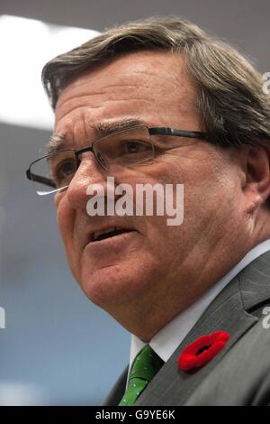 Quinte West, Ontario, Kanada. 31. Oktober 2011. Finanzminister Jim Flaherty spricht während einer Pressekonferenz in Quinte West, ont., am 31. Oktober 2011. © Lars Hagberg/ZUMA Draht/Alamy Live-Nachrichten Stockfoto