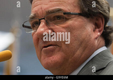 Quinte West, Ontario, Kanada. 31. Oktober 2011. Finanzminister Jim Flaherty spricht während einer Pressekonferenz in Quinte West, ont., am 31. Oktober 2011. © Lars Hagberg/ZUMA Draht/Alamy Live-Nachrichten Stockfoto