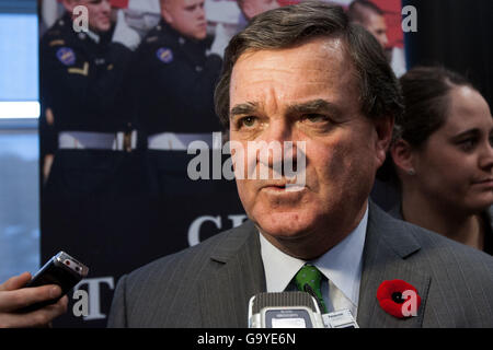 Quinte West, Ontario, Kanada. 31. Oktober 2011. Finanzminister Jim Flaherty spricht während einer Pressekonferenz in Quinte West, ont., am 31. Oktober 2011. © Lars Hagberg/ZUMA Draht/Alamy Live-Nachrichten Stockfoto