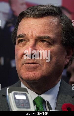 Quinte West, Ontario, Kanada. 31. Oktober 2011. Finanzminister Jim Flaherty spricht während einer Pressekonferenz in Quinte West, ont., am 31. Oktober 2011. © Lars Hagberg/ZUMA Draht/Alamy Live-Nachrichten Stockfoto