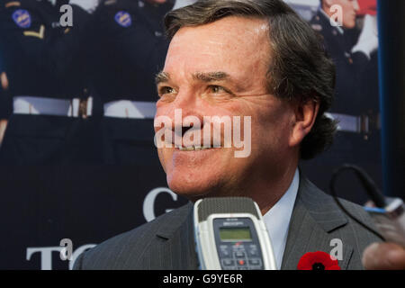 Quinte West, Ontario, Kanada. 31. Oktober 2011. Finanzminister Jim Flaherty spricht während einer Pressekonferenz in Quinte West, ont., am 31. Oktober 2011. © Lars Hagberg/ZUMA Draht/Alamy Live-Nachrichten Stockfoto