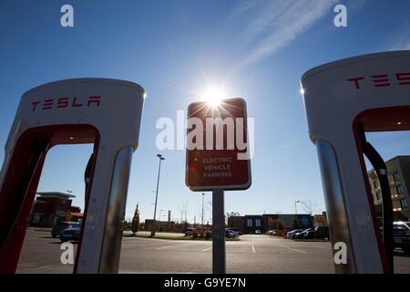 Kingston, Ontario, Kanada. 3. November 2015. Tesla Motors aufladen Einheiten in Kings Cross Outlet Mall in in Kingston, Ontario, auf Dienstag, 3. November 2015. © Lars Hagberg/ZUMA Draht/Alamy Live-Nachrichten Stockfoto