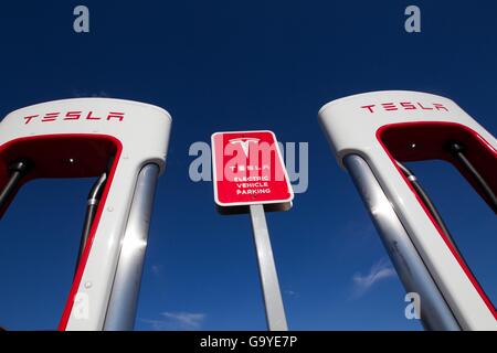 Kingston, Ontario, Kanada. 3. November 2015. Tesla Motors aufladen Einheiten in Kings Cross Outlet Mall in in Kingston, Ontario, auf Dienstag, 3. November 2015. © Lars Hagberg/ZUMA Draht/Alamy Live-Nachrichten Stockfoto