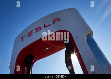 Kingston, Ontario, Kanada. 3. November 2015. Tesla Motors aufladen Einheiten in Kings Cross Outlet Mall in in Kingston, Ontario, auf Dienstag, 3. November 2015. © Lars Hagberg/ZUMA Draht/Alamy Live-Nachrichten Stockfoto