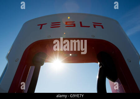 Kingston, Ontario, Kanada. 3. November 2015. Tesla Motors aufladen Einheiten in Kings Cross Outlet Mall in in Kingston, Ontario, auf Dienstag, 3. November 2015. © Lars Hagberg/ZUMA Draht/Alamy Live-Nachrichten Stockfoto