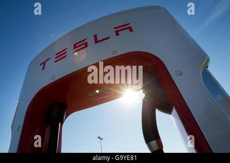 Kingston, Ontario, Kanada. 3. November 2015. Tesla Motors aufladen Einheiten in Kings Cross Outlet Mall in in Kingston, Ontario, auf Dienstag, 3. November 2015. © Lars Hagberg/ZUMA Draht/Alamy Live-Nachrichten Stockfoto