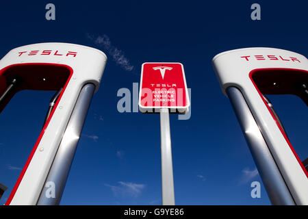 Kingston, Ontario, Kanada. 3. November 2015. Tesla Motors aufladen Einheiten in Kings Cross Outlet Mall in in Kingston, Ontario, auf Dienstag, 3. November 2015. © Lars Hagberg/ZUMA Draht/Alamy Live-Nachrichten Stockfoto