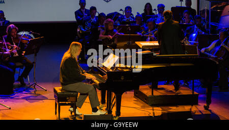 Rick Wakeman mit David Bowies Life on Mars bei der Abschlussveranstaltung des Starmus Festivals, auf der Bühne an einem Flügel im Auditorio Adan Martin, Santa Cruz de Tenerife, Kanarische Inseln, Spanien. Stockfoto