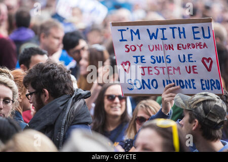 London, UK. 2. Juli 2016. Zehntausende Menschen versammeln sich im Zentrum von London zum protest gegen den Austritt EU-Referendum auf einen Marsch für Europa. Bildnachweis: Lebendige Bilder/Alamy Live-Nachrichten Stockfoto