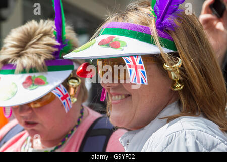 Wimbledon London, UK. 2. Juli 2016. Tennis-fans sportliche bunte Mützen mit Erdbeeren und Tennisbälle an Tag 6 der Wimbledon Championships Kredit 2016: Amer Ghazzal/Alamy Live-Nachrichten Stockfoto